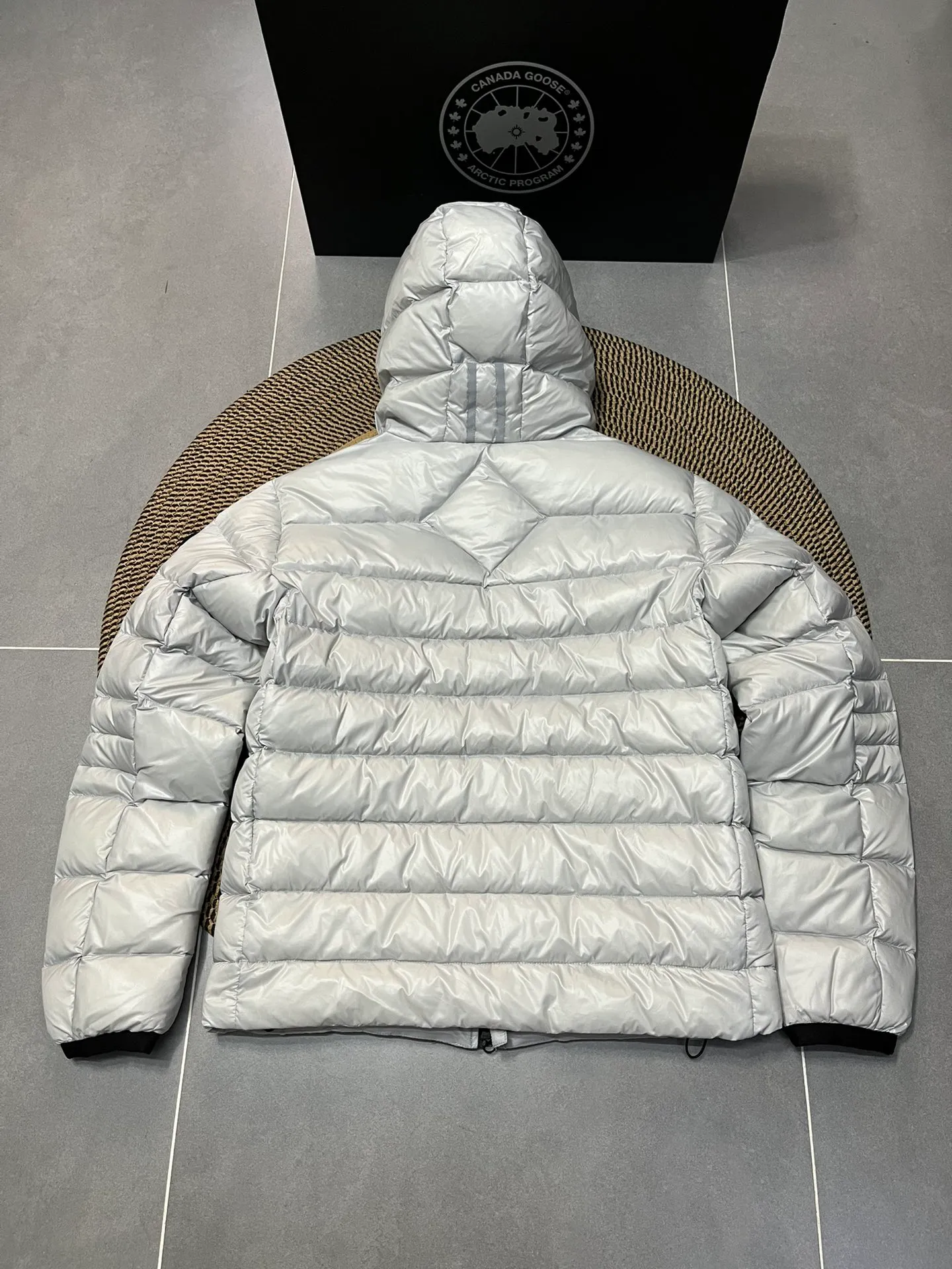 P940 Top 🔥purchase version 𝘾𝘼𝙉𝘼𝘿𝘼 𝙂𝙊𝙊𝙎𝙀/Canada Goose 2227 thin and light style. It’s super lightweight and doesn’t feel any weight on your upper body at all! Show more temperament‼  Canada Goose, a Canadian brand, has always been recognized as the warmest down jacket. Various Instagram celebrities, Internet celebrities, and celebrities often wear it for street photos. I make Canada Goose every year, but I still can’t get rid of my love for the goose. No matter how cold the winter is, there is no need to be afraid. Canada Goose is the legendary warmest down jacket and is known as a must-have for Arctic outdoor sports! The most popular down jacket in the world, celebrities are rushing to buy it, it is a must-have! Size: S-2XL Color: silver gray (red label) silver gray (black label), black (red label), black (black label), dark blue